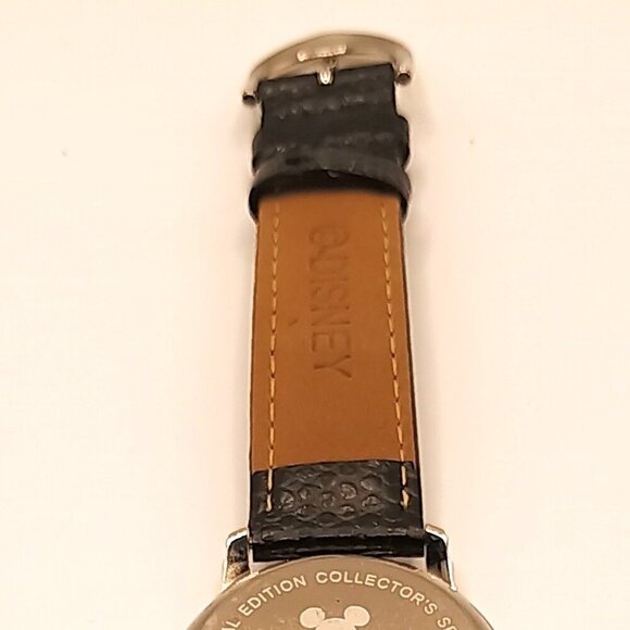 Mickey Mouse Christmas Wristwatch in Case With Documents - Picture 5 of 10